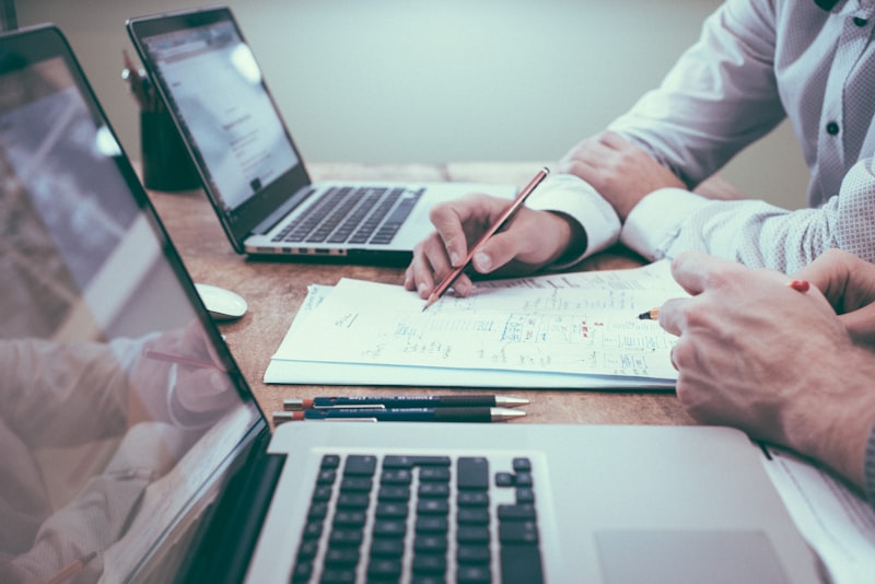 Documentos e laptop em mesa de trabalho