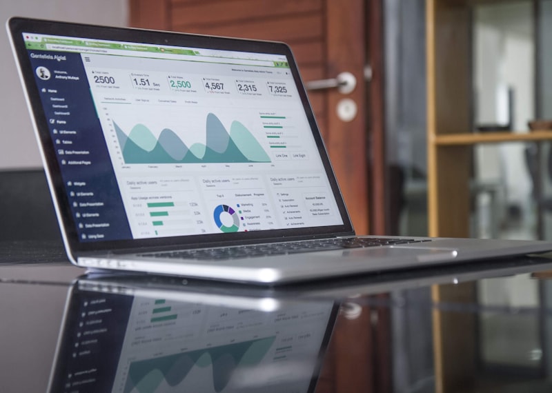 Painel de dados e indicadores em um notebook