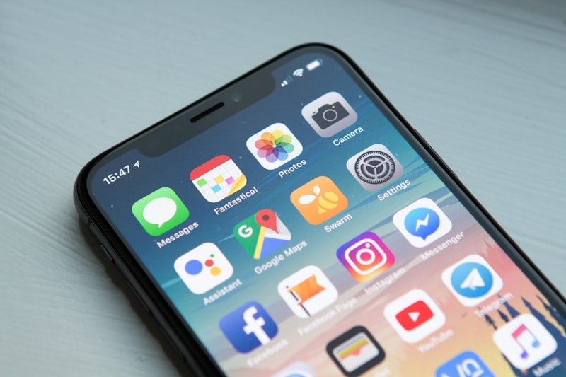 Smartphone com mensagens de WhatsApp à noite